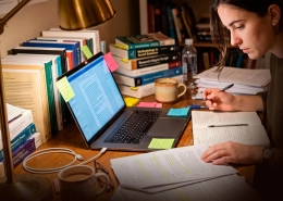 Konzentriert am Schreibtisch mit Q10 Q-CELLPOWER