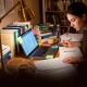Konzentriert am Schreibtisch mit Q10 Q-CELLPOWER