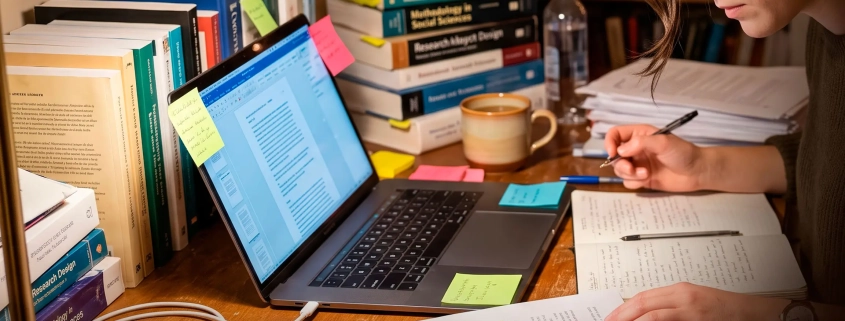 Konzentriert am Schreibtisch mit Q10 Q-CELLPOWER